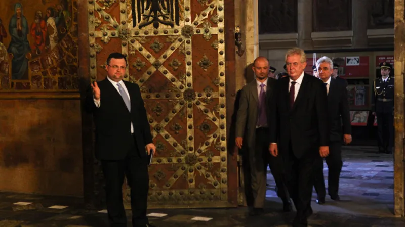 Jindřich Forejt a Miloš Zeman při ukládání korunovačních klenotů