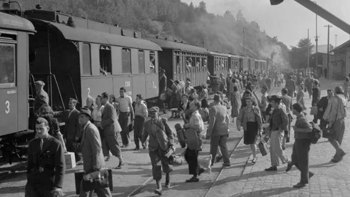 Nádraží Braník v roce 1949: dav není možná ještě tak početný, jako by byl o deset let později, přesto je patrné, jak to v dobách největší slávy Posázavského pacifiku asi vypadalo