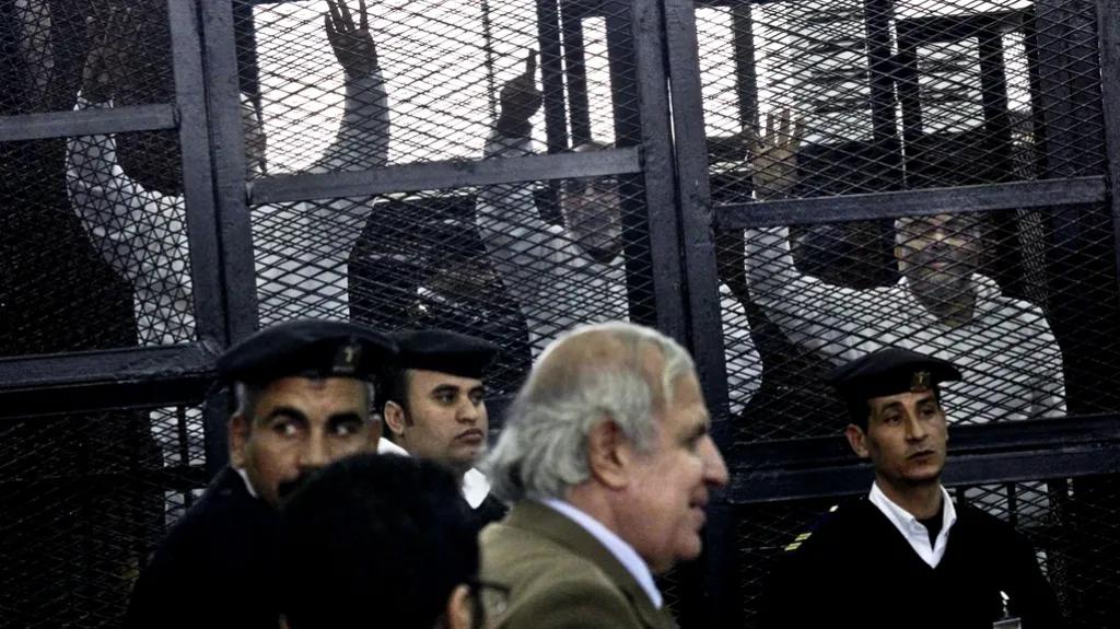 Předáci Muslimského bratrstva před egyptským soudem