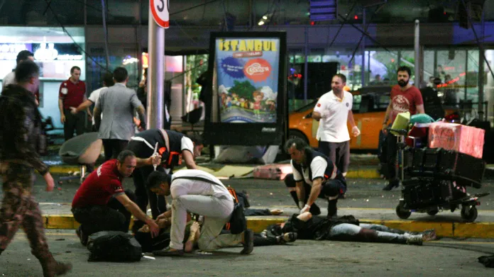 Události: 41 mrtvých po útoku na letišti v Istanbulu