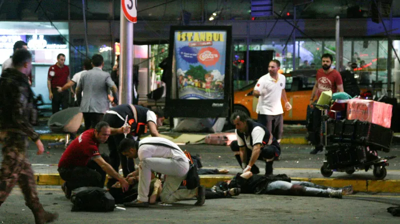 Události: 41 mrtvých po útoku na letišti v Istanbulu
