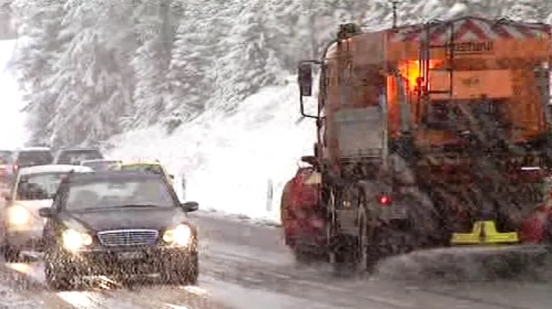 První sníh zkomplikoval život řidičům v Alpách