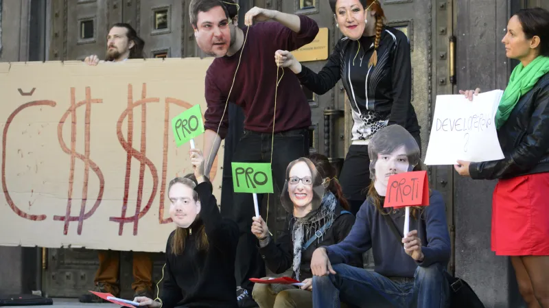 Protest před budovou magistrátu