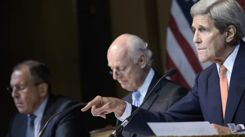 Sergej Lavrov a John Kerry po vídeňském jednání o Sýrii