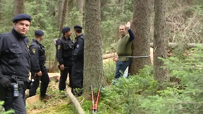 Aktivista přivázaný ke stromu