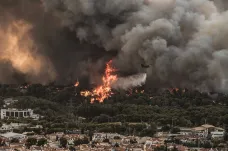 Tisíce lidí uprchly před požárem u Atén, řecké památky kvůli extrémnímu horku omezují otevírací dobu
