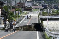 Bouře Lan rozvodnila řeky a ničila komunikace v Japonsku