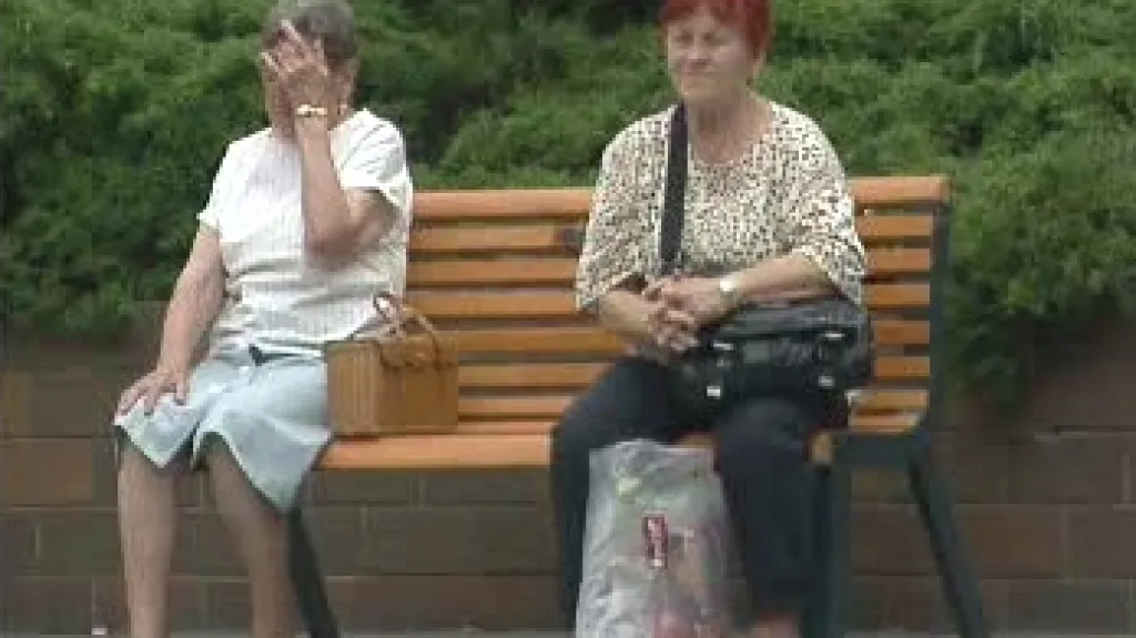 Důchodkyně v parku