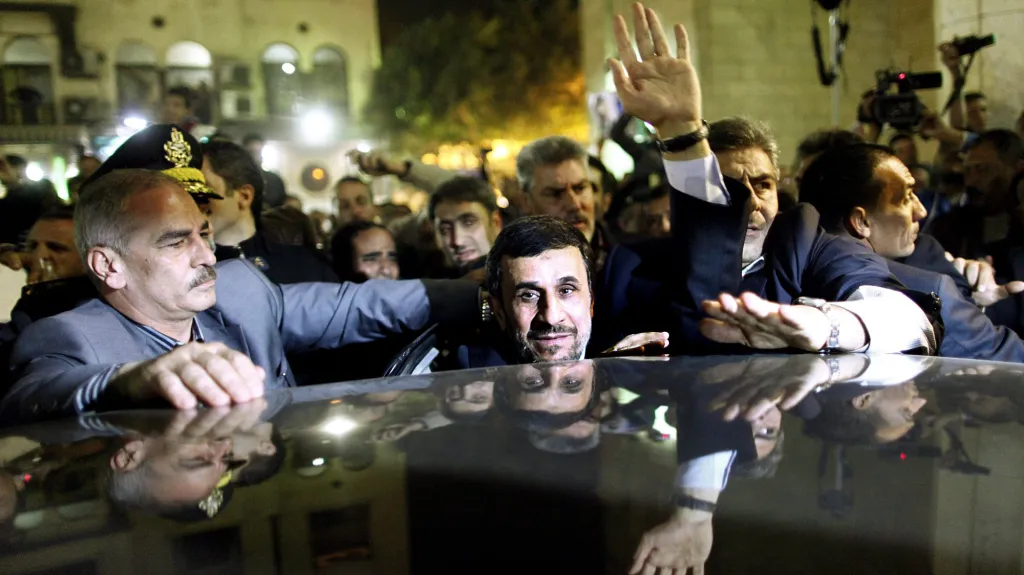 Ahmadínežád před káhirskou mešitou