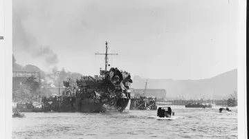 Loď USS LST-289 vplouvá do přístavu Dartmouth Harbor v Anglii poté, co byla 28. dubna 1944 torpédována německými čluny během nácviku invaze u Slapton Sands v Anglii