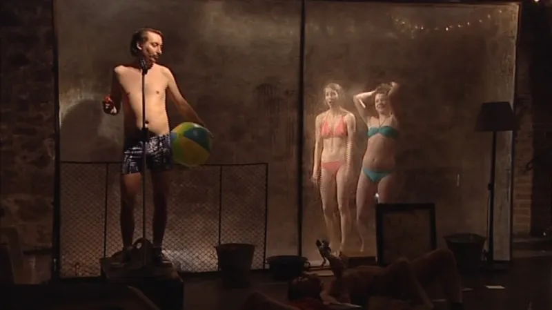 Tichého zálibu fotografovat na koupališti využili i divadelníci