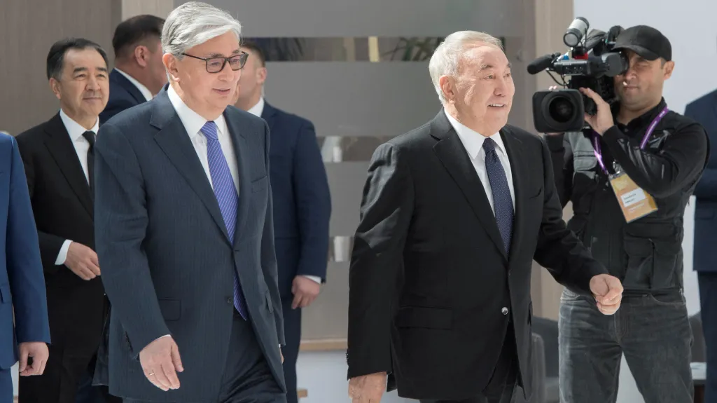 Tokajev a Nazarbajev na snímku z května 2019