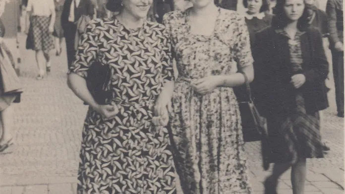 Marie a Vlasta Štěrbovy na konci 40. let (zleva)
