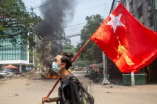 Rok od puče v Myanmaru: Junta zastrašuje terorem, obyvatelé jí nevěří, říká analytička Kironská