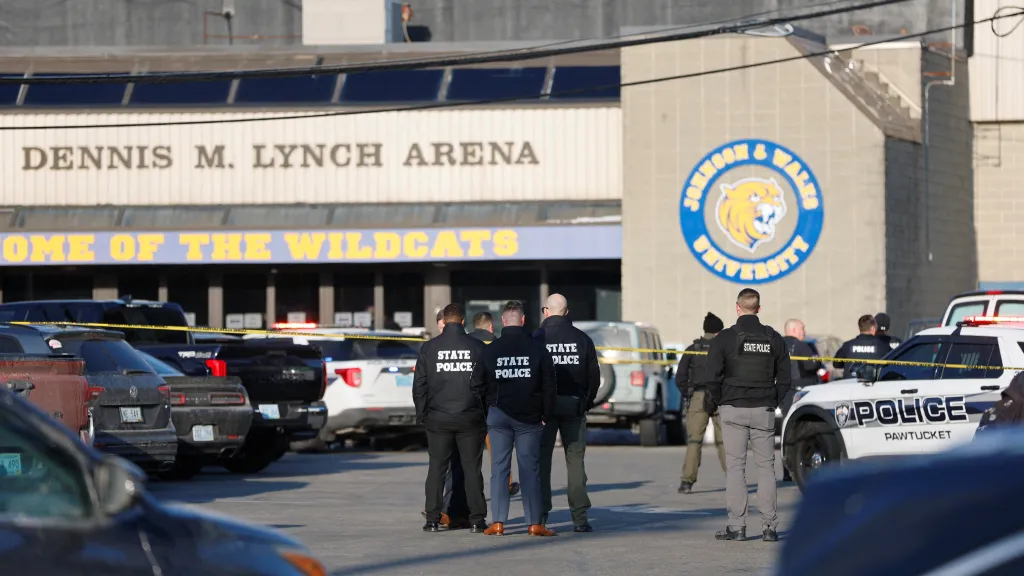 Policisté stojí před zimním stadionem Dennis M Lynch Arena po střelbě v Pawtucketu ve státě Rhode Island v USA
