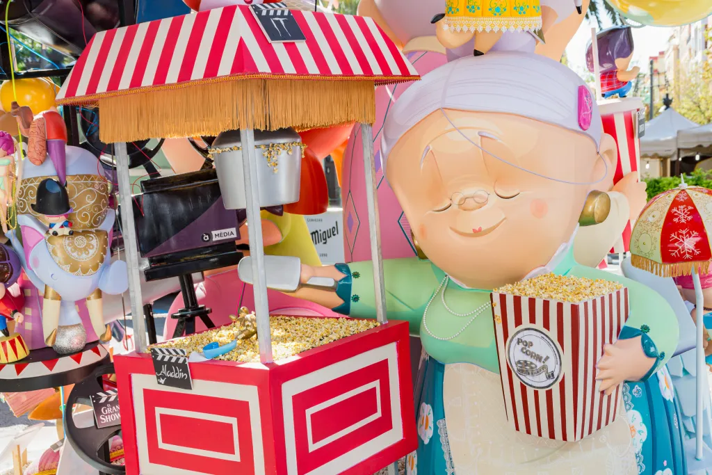 Las Fallas vhání do ulic Valencie radost každý rok od 15. do 19. března a přípravy trvají celý rok. Letošní ročník byl z obav před šířením onemocnění covid-19 přesunutý na datum 1. až 5. září