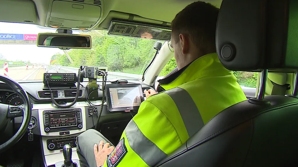 Policisté měří rychlost na zúženém úseku dálnice