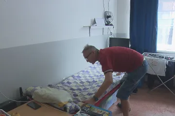 Azylové domy mají plno. Někteří lidé čekají na místo na ulici