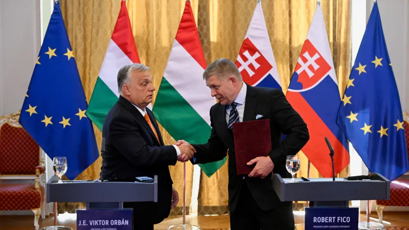 Maďarský premiér Viktor Orbán se svým slovenským protějškem Robertem Ficem v dubnu 2025