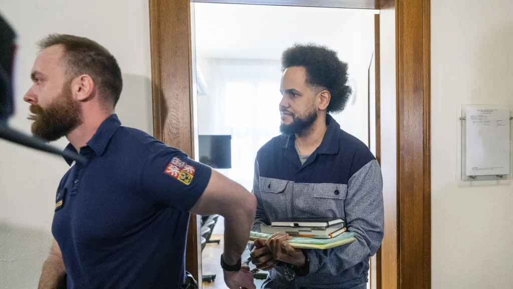 Dominik Feri odchází od soudu, kde odmítl obžalobu z dalšího znásilnění (16. března 2026)