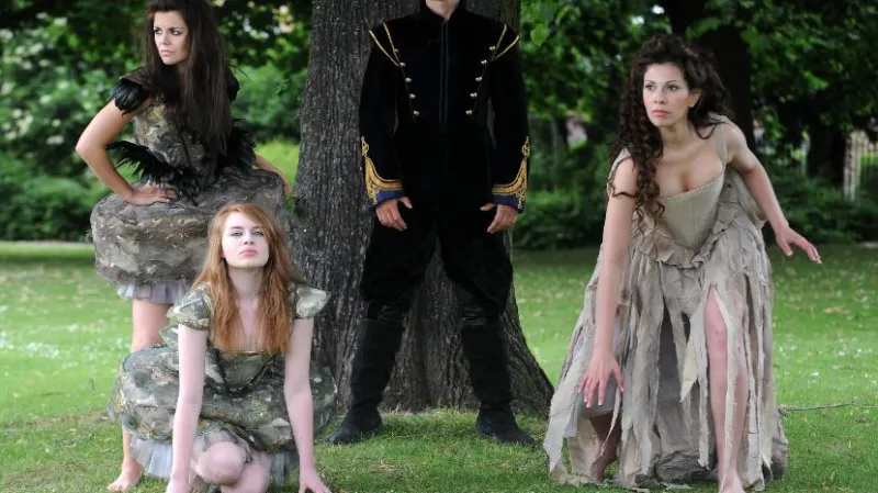 Daniela Lavenderová  (vpravo) jako Titania ve Snu noci svatojánské