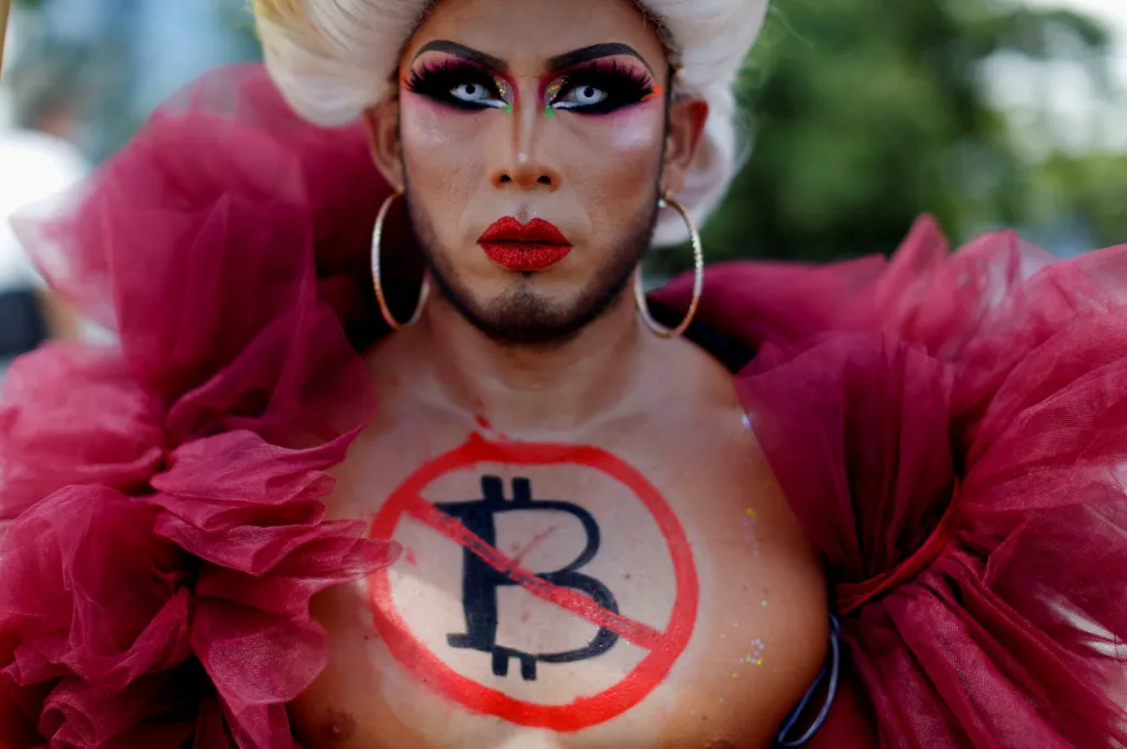 Ve městě San Salvador se konala protestní akce proti používání bitcoinu jako zákonného platidla. Na snímku je jeden z účastníků demonstrace