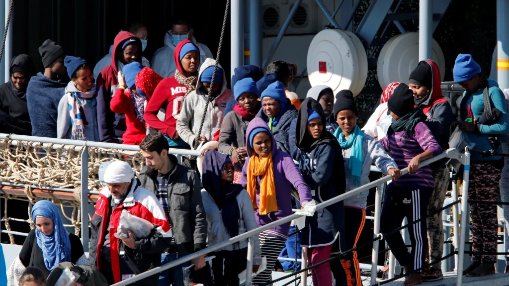 Migranti čekají v sicilském přístavu