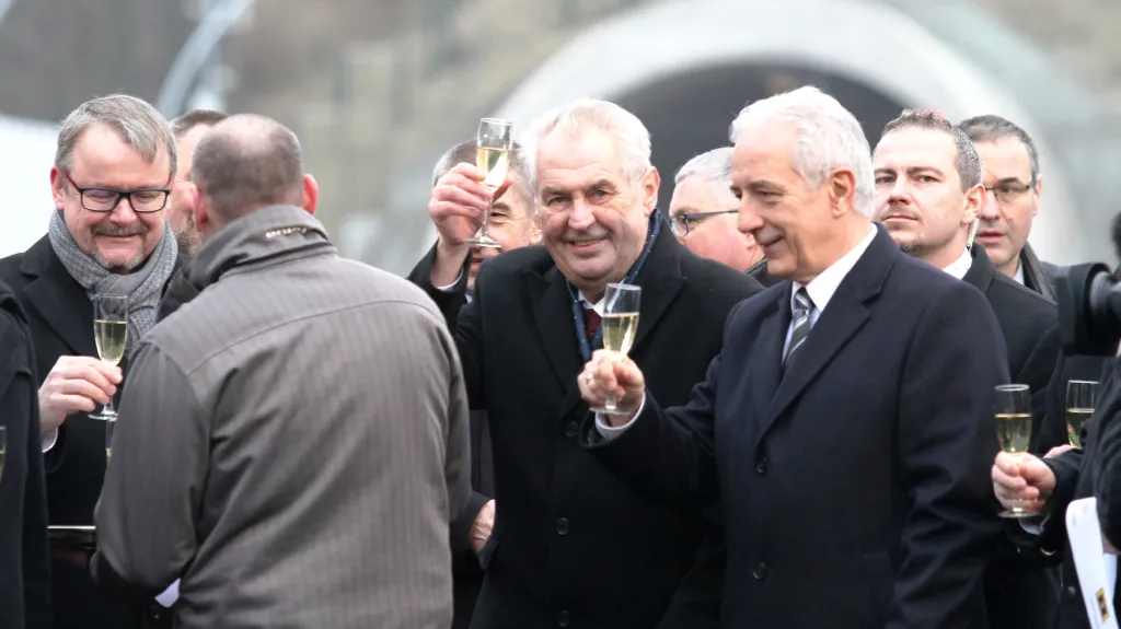 Předseda saské vlády Stanisław Tillich, prezident Miloš Zeman a ministr dopravy Dan Ťok