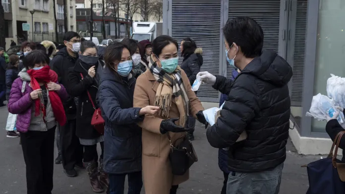 Distribuce roušek a desinfekčního gelu v Paříži