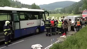 Hasiči u nehody autobusu