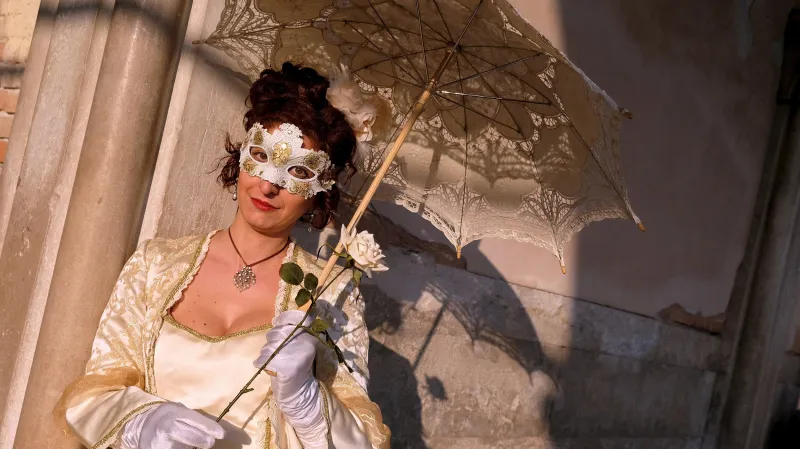 Účastnice benátského karnevalu pózuje na náměstí svatého Marka