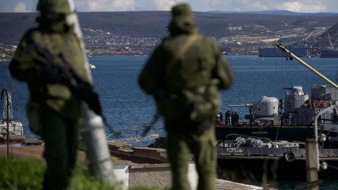 Vojenské hlídky u přístavu v Sevastopolu