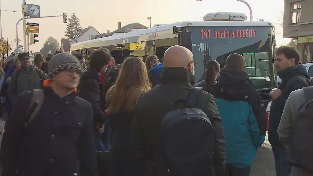 Lidé využívají autobus kvůli vykolejení vlaku ve stanici Praha – Horní Počernice