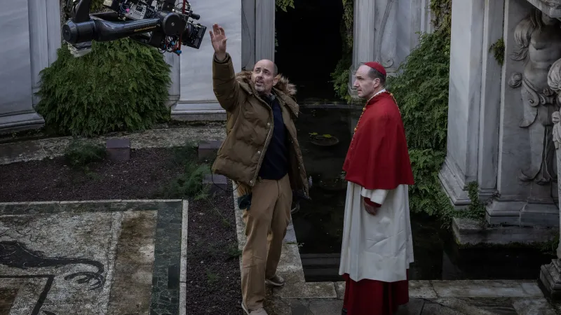 Režisér Edward Berger a herec Ralph Fiennes při natáčení filmu Konkláve