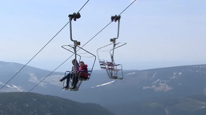 Jeden z nejteplejších dnů letošního roku přilákal stovky turistů také na české hory.