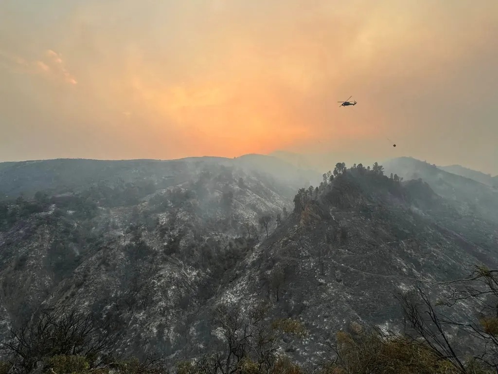 Hasiči bojují s rozsáhlými požáry v kalifornské Santa Barbaře