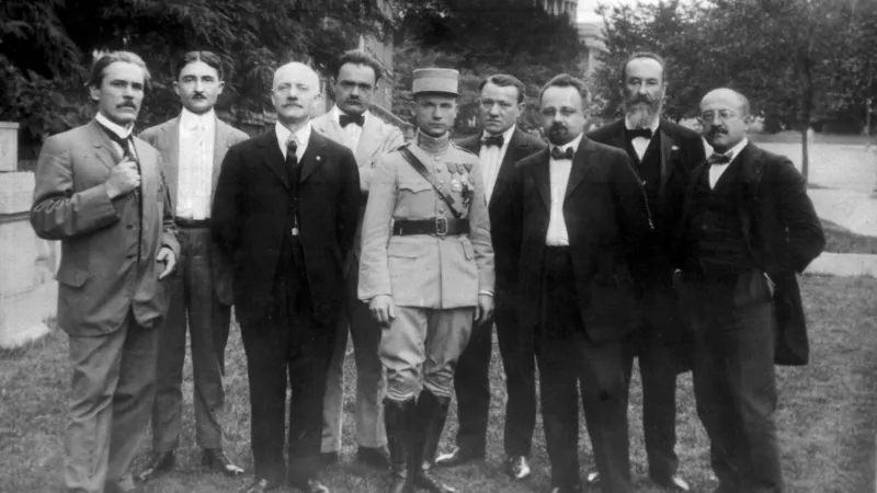 Emanuel Voska (čtvrtý zprava) vedle Milana Rastislava Štefánika ve Washingtonu v roce 1917