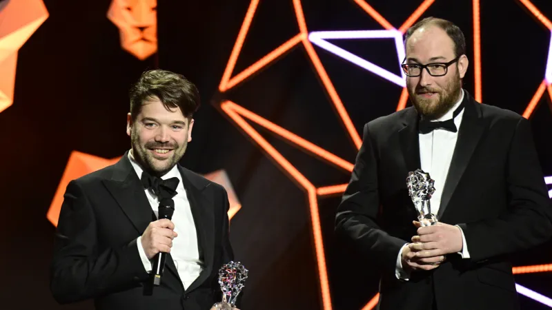 Cenu za nejlepší režii získali (zleva) Jan Vejnar a Tomáš Pavlíček za film Přišla v noci