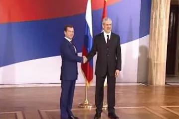 Podle Medveděva Rusko postoj ke Kosovu nezmění, pokračují srbské protesty