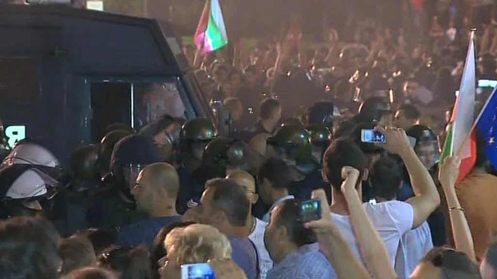 Nespokojení Bulhaři zablokovali vchod do parlamentu