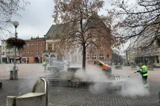 Horká voda, líh nebo ozon. Města ve Zlínském kraji dezinfikují veřejně přístupná místa různě