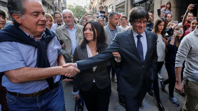 Sesazeného katalánského premiéra Carlese Puigdemonta (na fotografii s manželkou) v ulicích Girony zdravili jeho příznivci