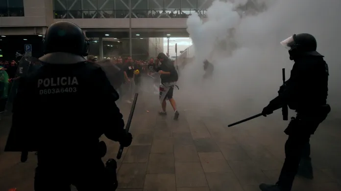 Pondělní srážky policistů s demonstranty na barcelonském letišti