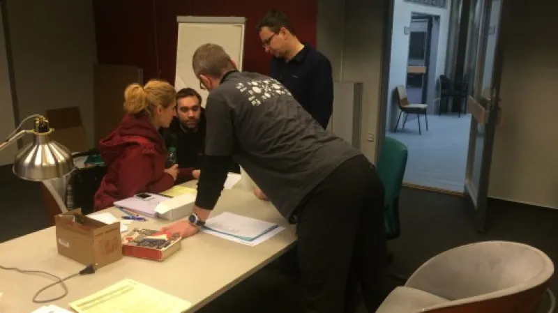 Režisér Dan Wlodarczyk, pomocná režisérka Romana Špiková a zástupci produkce Petr Nezval a Matěj Stehlík už spřádají plány během rychlé bojové porady na úterý.