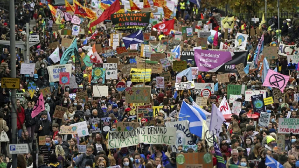 Tisíce lidí protestují v Glasgow za lepší ochranu klimatu