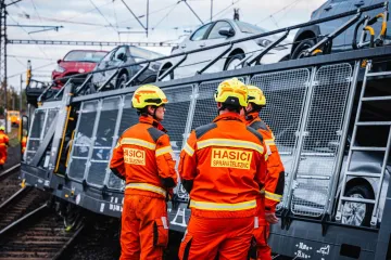 Hasiči odstranili následky havárie vlaku u Kolína, omezení trvá