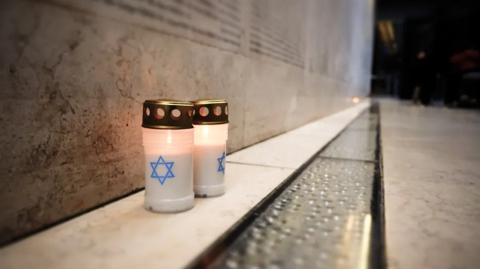 Památku obětí holocaustu uctili lidé i v Paříži