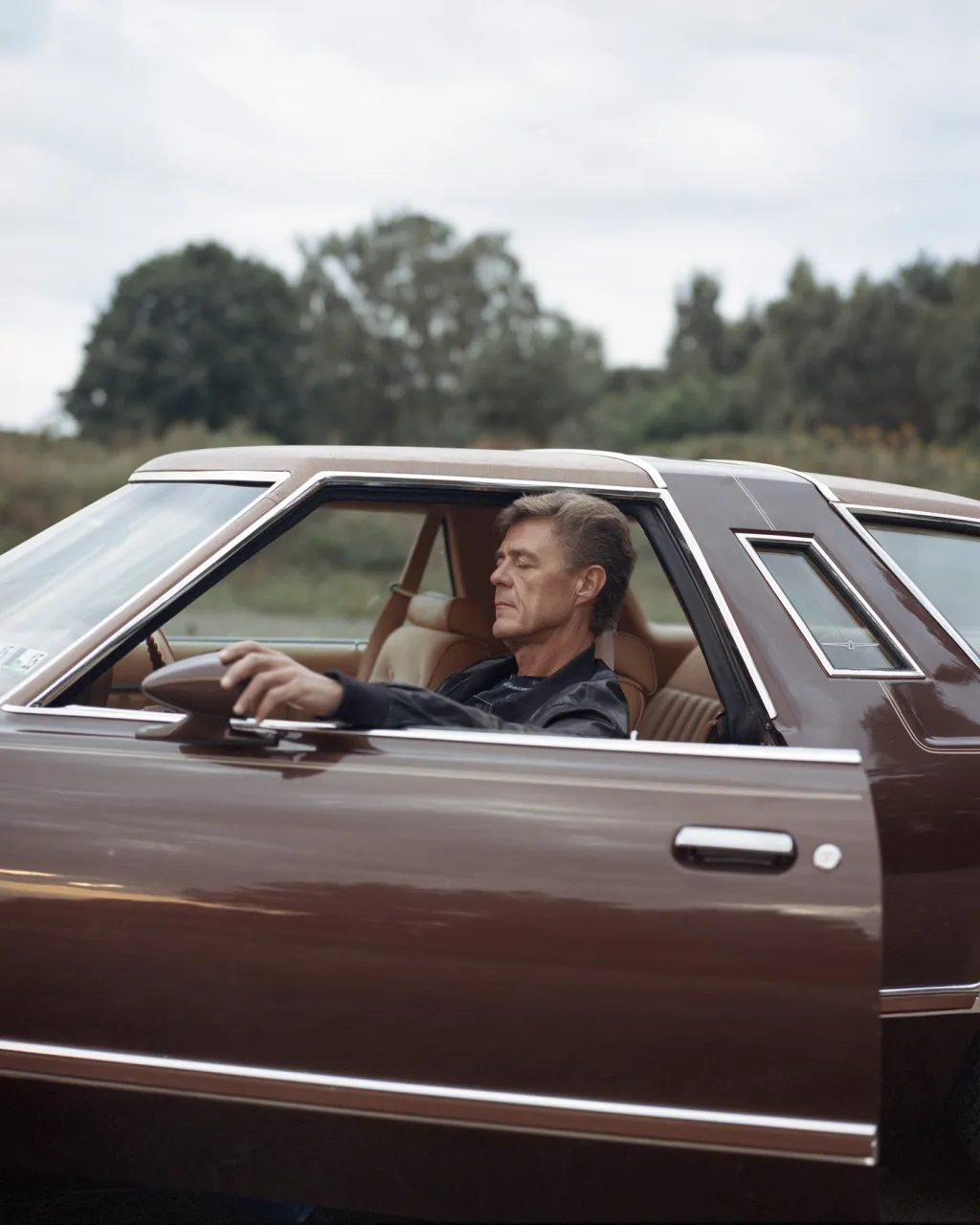 Nominace v sekci soubor: Tadas Kazakevičius se sérií Between Two Shores (Mezi dvěma pobřežími). Fotograf zachycuje 98 kilometrů dlouhou písečnou dunu, která odděluje Kurskou kosu od Baltského moře. Jde o zvláštní území, na kterém žijí „zvláštní“ lidé