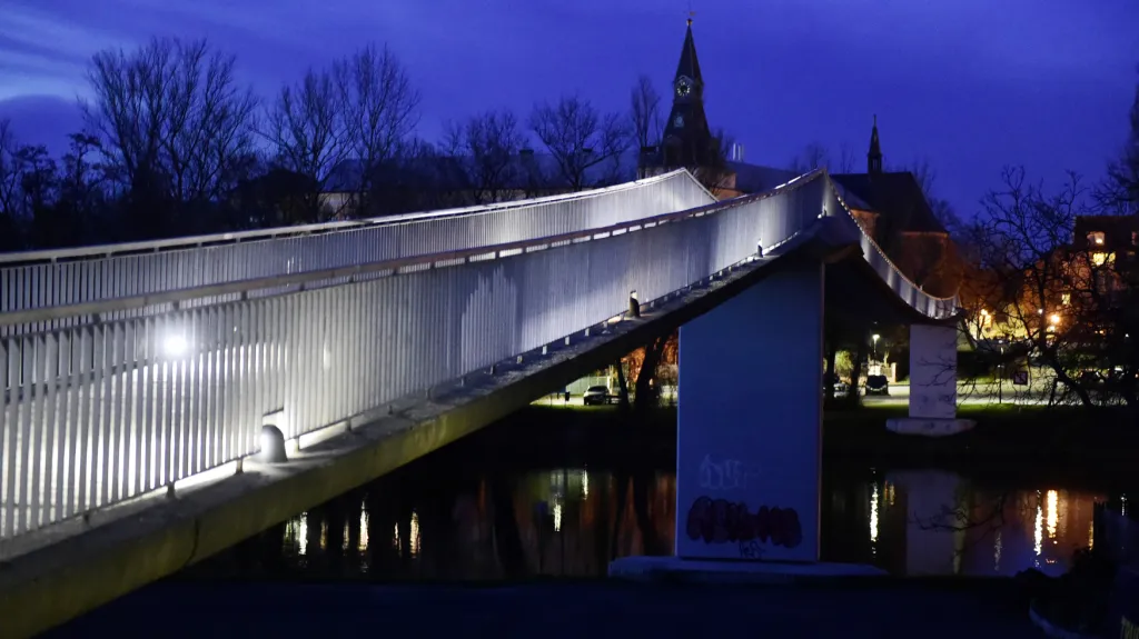 Město Nymburk uzavřelo lávku přes Labe