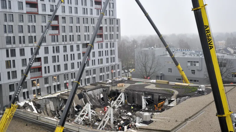 Zřícená střecha obchodu v lotyšské Rize